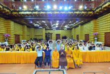 Hơn 100 sinh viên Đại học Sài Gòn và Đại học Văn Lang về chùa Giác Ngộ nghe pháp