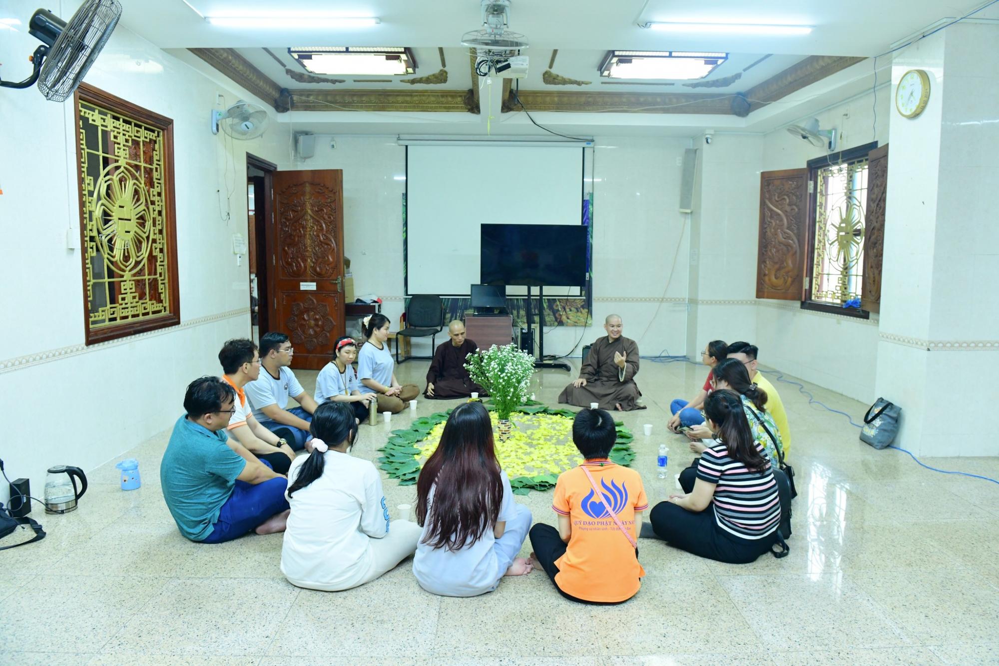 Hình ảnh ĐĐ. Thích Ngộ Trí Dũng thuyết giảng trong Khóa tu Tuổi Trẻ Hướng Phật tại chùa Giác Ngộ, ngày 16-07-2023.