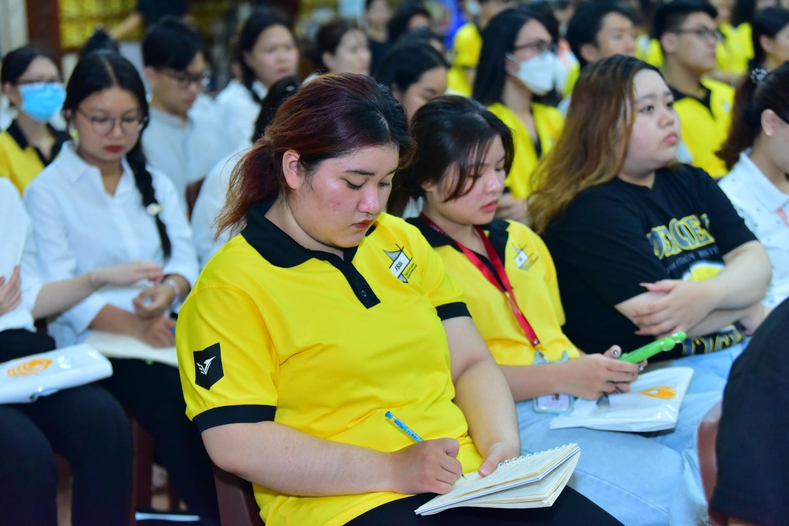 Hơn 100 sinh viên Đại học Sài Gòn và Đại học Văn Lang về chùa Giác Ngộ nghe pháp