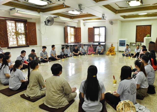 TP.HCM: Gần 500 bạn trẻ tham dự khóa tu tại chùa Giác Ngộ